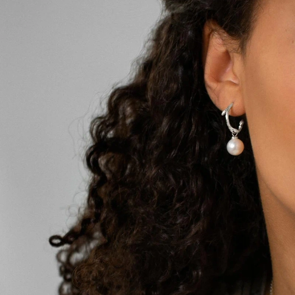 Branch Pearl Hoops - Drakenberg/Sjölin Örhängen- Snabb leverans & paketinslagning - Nordic Spectra