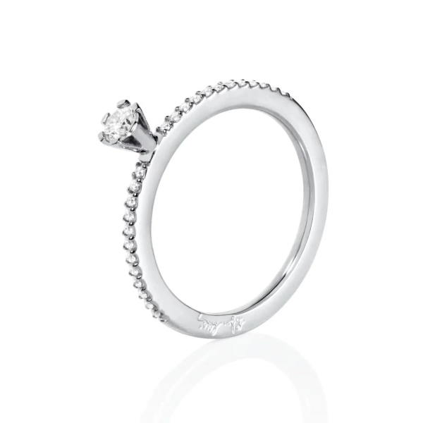 High On Love & Stars Ring i 18K vitguld med en briljantslipad diamant och pavéinfattade små diamanter längs den smala skenan.