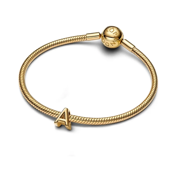 Elegant bokstavssmycke i 14 karat guldpläterad metall från Pandora Moments. Skapa en stilfull aura med detta Pandora A berlock och uttryck din individualitet på ett diskret och sofistikerat sätt.