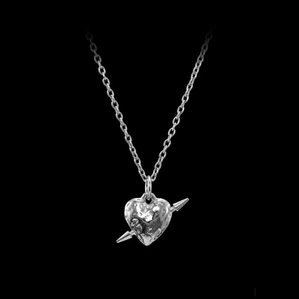 Tuvstarrs Heart Necklace i återvunnet silver med hjärthänge och stavdetalj