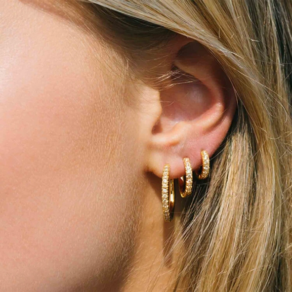 eleganta små ringar i 18K guldpläterat silver med gnistrande cubic zirconia.