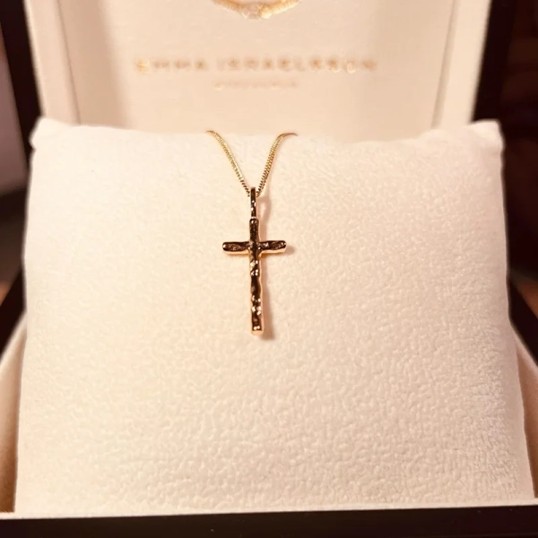 Organic Cross Necklace Gold - Emma Israelsson - 1-2 dagars leverans &  gratis paketinslagning
