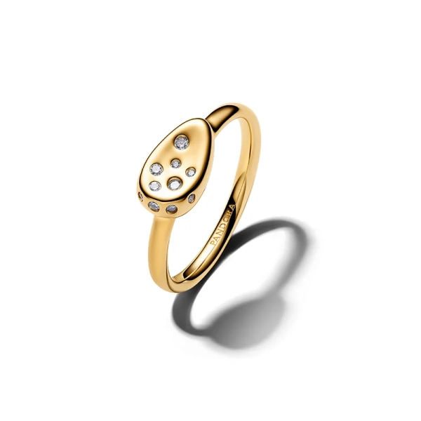 Organischer Ring mit funkelnden Steinen aus Gold von Pandora