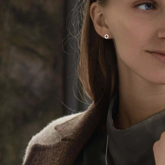 Infinity Drop Studs Gold - Drakenberg Sjölin Örhängen - Snabb frakt & paketinslagning - Nordicspectra.se