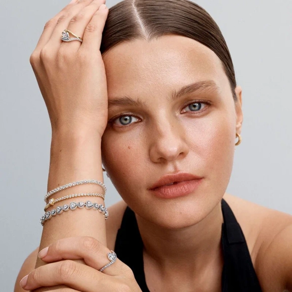 Silver tennisarmband med 23 hjärtformade stenar och 363 fadeninfattade kubisk zirkonia. En symbol för kärlek och romantik från Pandora Timeless kollektionen. Perfekt gåva för någon speciell.