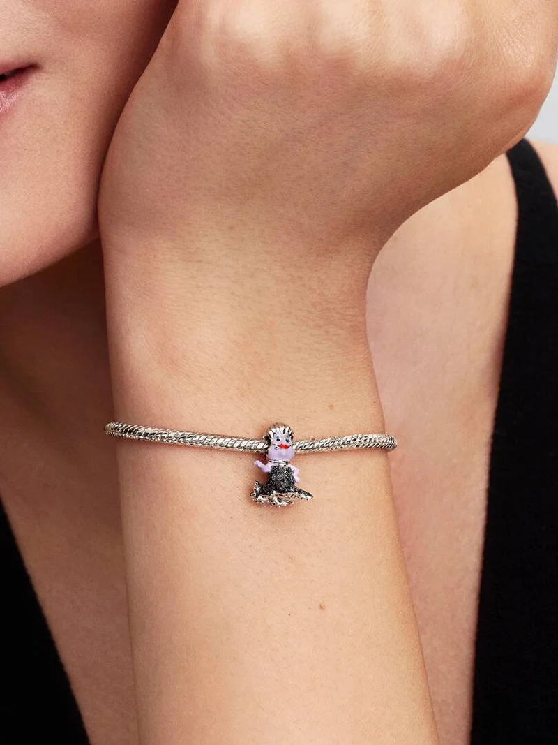 von einem Oktopus inspiriertes Kleid mit leuchtenden Emaille-Details. Das perfekte Geschenk für jeden Disney-Fan. Zeigen Sie Ihren Stil und erzählen Sie Ihre Geschichte.