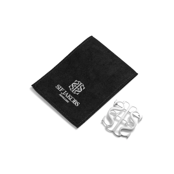 Brosche aus glänzendem Silber mit symmetrischem Motiv der Markeninitialen