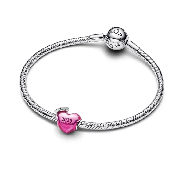 Hjärtformad Examensberlock 2025 från Pandora. En symbol för dina framgångar med examensmössa på rosa emaljerat hjärta i sterlingsilver.