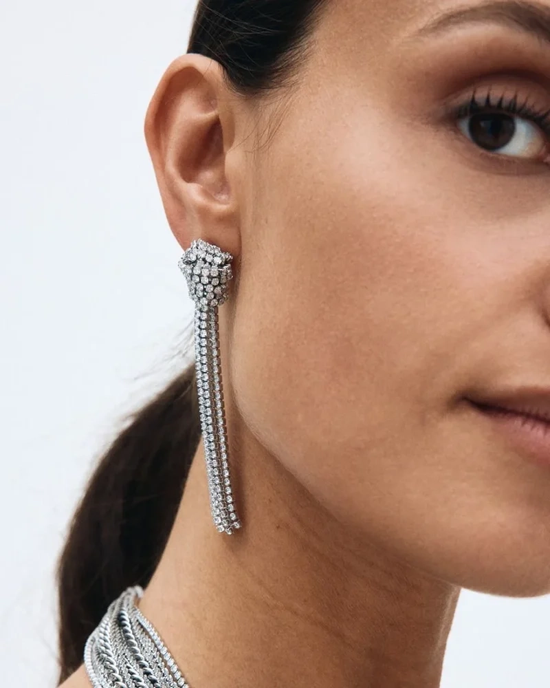 Örhängen i polerat stål med knutdesign och gnistrande cubic zirconia-stenar