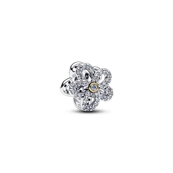 Offener Pavé-Blumen-Charm von Pandora in Silber- und Goldplattierung mit funkelnden Zirkonia und offenem Blütendesign.