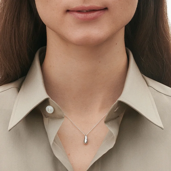 SS25_ECOM_ON-MODEL_REFLECT_MINI_PENDANT_20001633_Close-ups