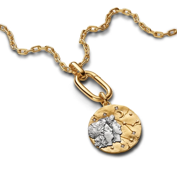 Tvillingarna Medaljong från Pandora ME i silver och 14K guldplätering med gnistrande sten och inskriptionen "SAPERE AUDE".