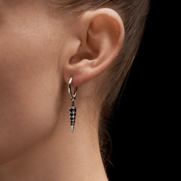 Poison Arrow Pavé Earring Black Spinel - Maria Nilsdotter - 1-2 dagars leverans - Nordic Spectra