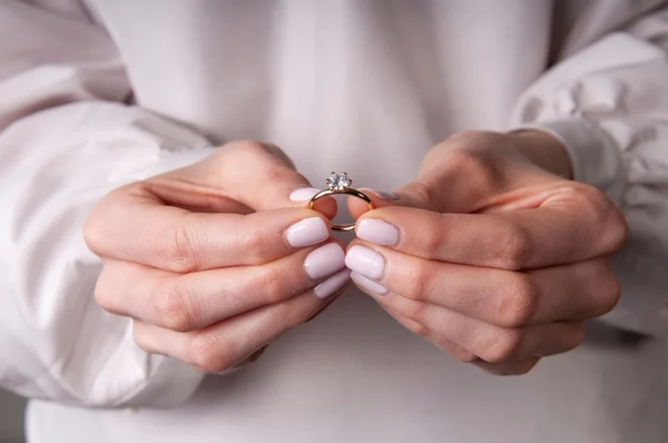 Glow 1.00 Guld - Vigsel- & förlovningsringar - Schalins - Fri storleksändring* - Nordic Spectra