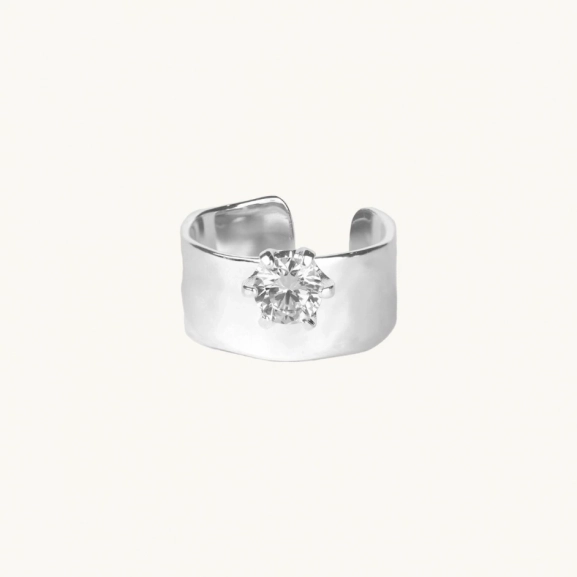 justerbar silverring med organisk yta och vit cubic zirconia-sten