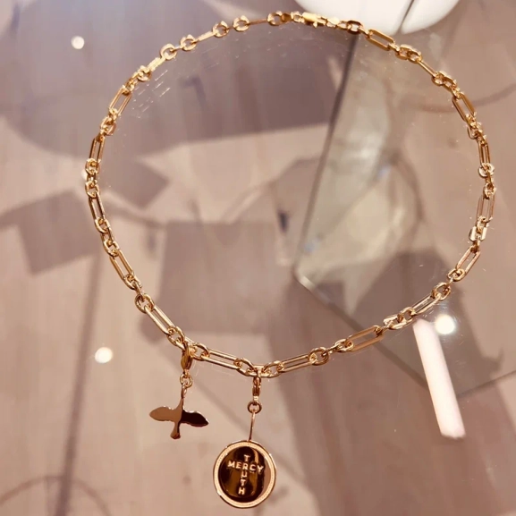 Cross Coin Charm Gold - Emma Israelsson - Snabb frakt & paketinslagning - Nordic Spectra