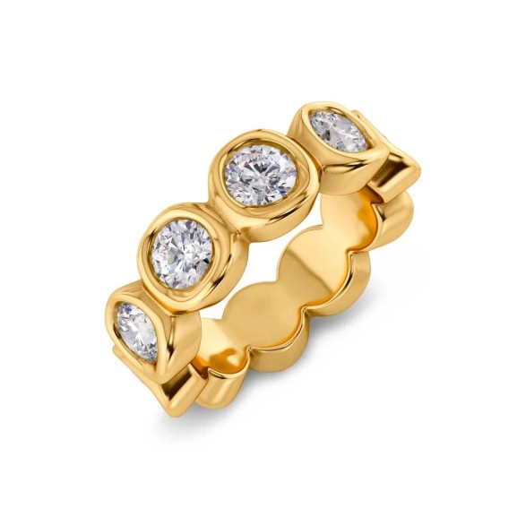 Ring i 14K guldplätering med gnistrande stenar runt hela bandet och mjukt polerad insida