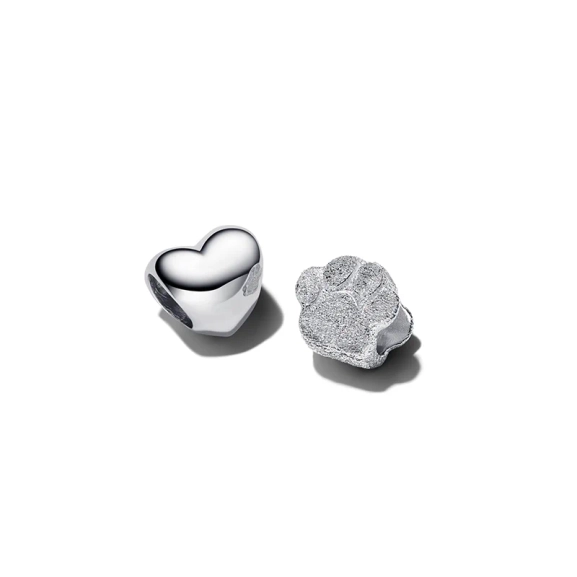 Berlockset Mini Hjärta & Mini Tass från Pandora Moments. Ett blankt hjärta och en strukturerad tass för glittrande effekt på ditt berlockarmband.