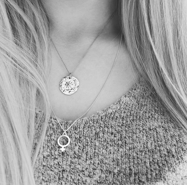 Letter Venus Big Necklace Silver -CU Jewellery - Snabb frakt & paketinslagning - Nordicspectra.se