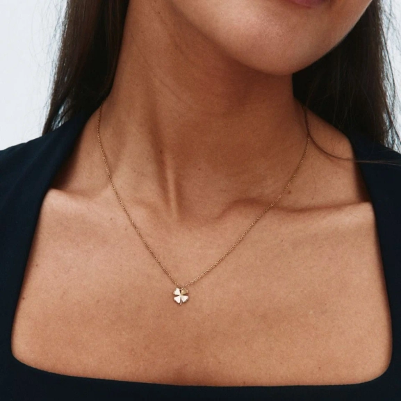 Halsband i 14K guldplätering med stilren fyrklöverberlock på tunn kedja från Edblad Lucky Mini-serien.