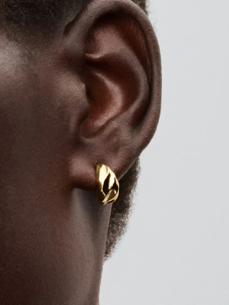 Räfflade öppna hoops i guld från Pandora Essence kollektionen. Skapar en unik känsla med vågigt designmönster och fjärilslås för säker passform hela dagen. Ge din stil en extra glamourös touch.