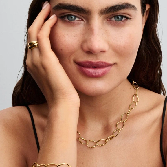Organiskt Format Halsband Guld från Pandora Essence - Elegans och charm i 14 karat guld med förtrollande länkar och stilrent T-lås.