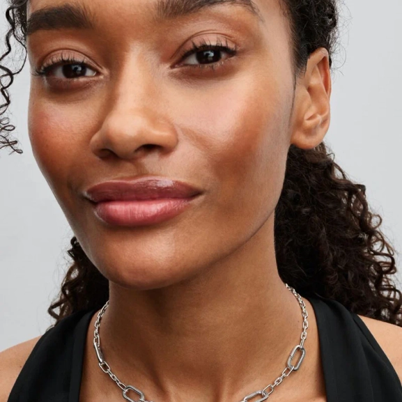 Elegant halsband med fem länkar i äkta silver från Pandora ME kollektionen. Skapa din unika stil med upp till 2 charmiga hängberlocker eller 8 minihängberlocker. Låt din kreativitet flöda!
