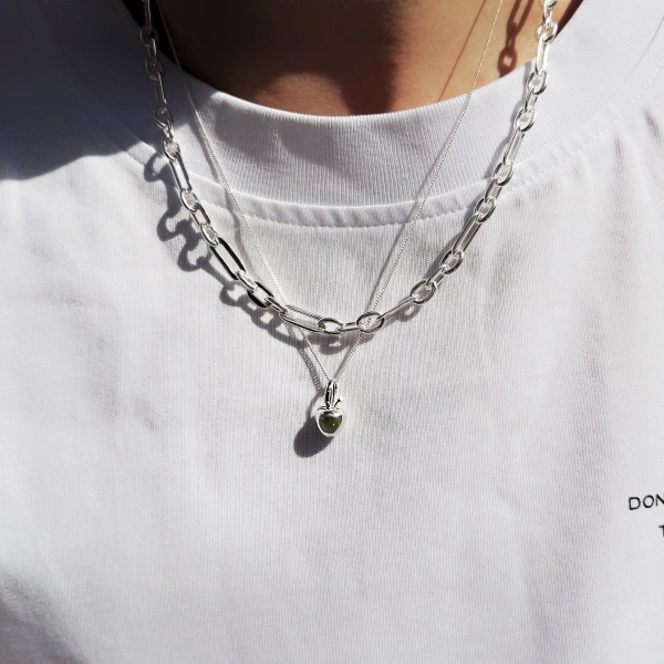 Apple Kindness Necklace Silver från Emma Israelsson