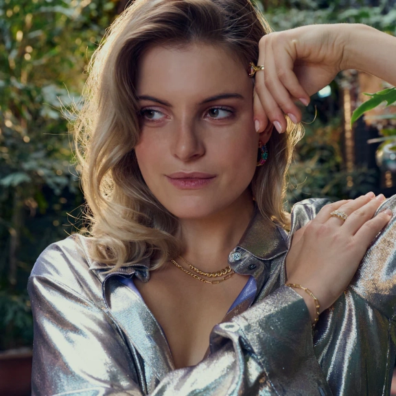 eine elegante Halskette aus 18 Karat vergoldetem Silber