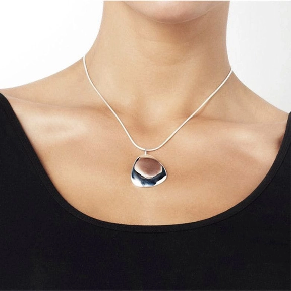 Rose Petal Pendant - Efva Attling halsband - Snabb frakt & paketinslagning - Nordicspectra.se