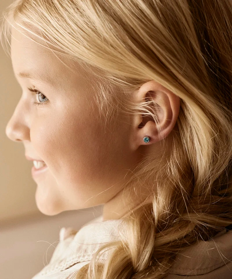 med cubic zirconia från Blomdahl.