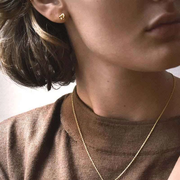 Le Knot Drop Studs Gold - Drakenberg/Sjölin - Suuri valikoima & ilmainen lahjapaketointi - Nordicspectra.fi