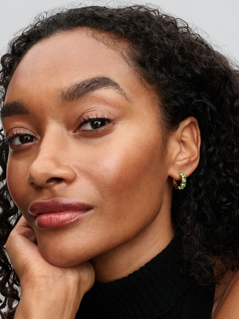 Gröna Hoops Guld från Pandora Timeless - Förgyllda örhängen med vackra gröna stenar för en sofistikerad och glamorös stil.