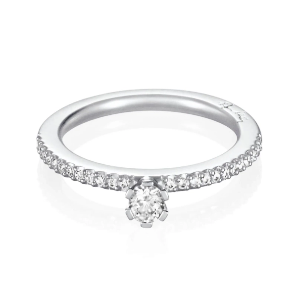 High On Love & Stars Ring i platina med en briljantslipad diamant och pavéinfattade smådiamanter längs den smala skenan