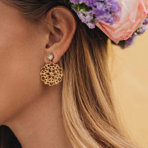 Andrea Earrings Gold Crystal - Caroline Svedbom - Snabb leverans - Nordic Spectra
