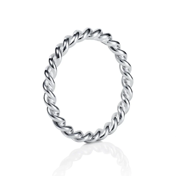 Umwickelter Ring aus Silber von Efva Attling mit einem umwickelten Design
