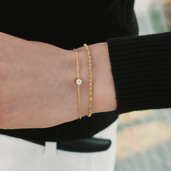 Minimalistica Solo Nova Bracelet Gold - Syster P - Snabb leverans & Gratis paketinslagning - Nordic Spectra