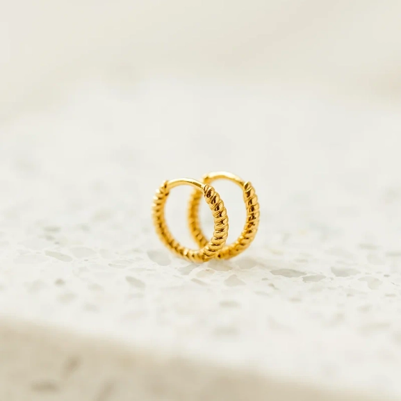 Beloved Twisted Small Hoops Gold i 18K guldpläterat återvunnet silver
