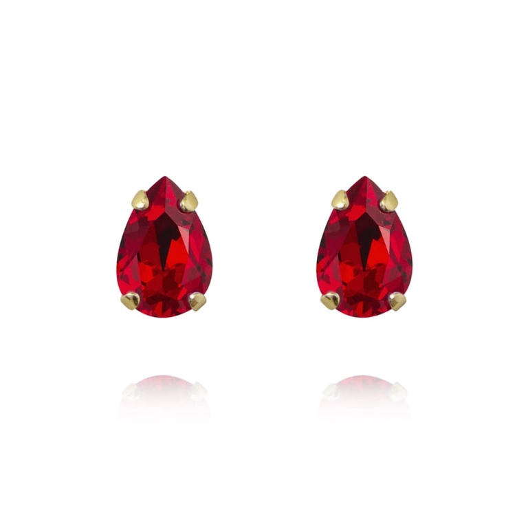 Petite Drop Stud Earrings i guld med ljusröda Light Siam-kristaller