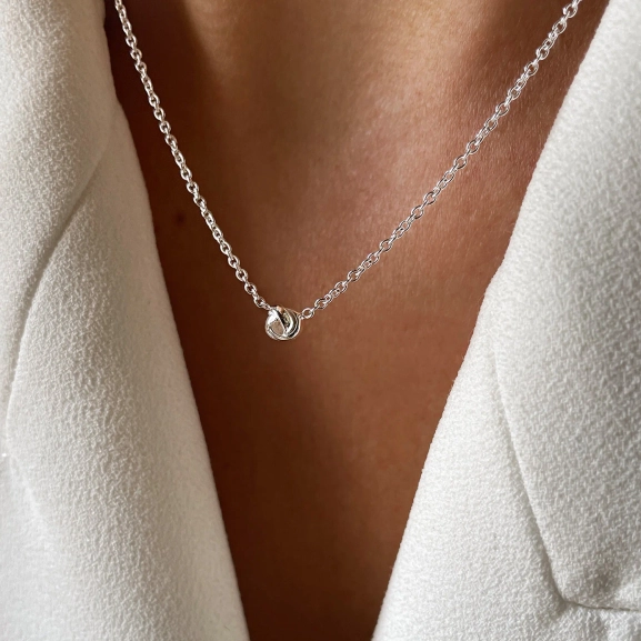 kort silverhalsband med polerad knut