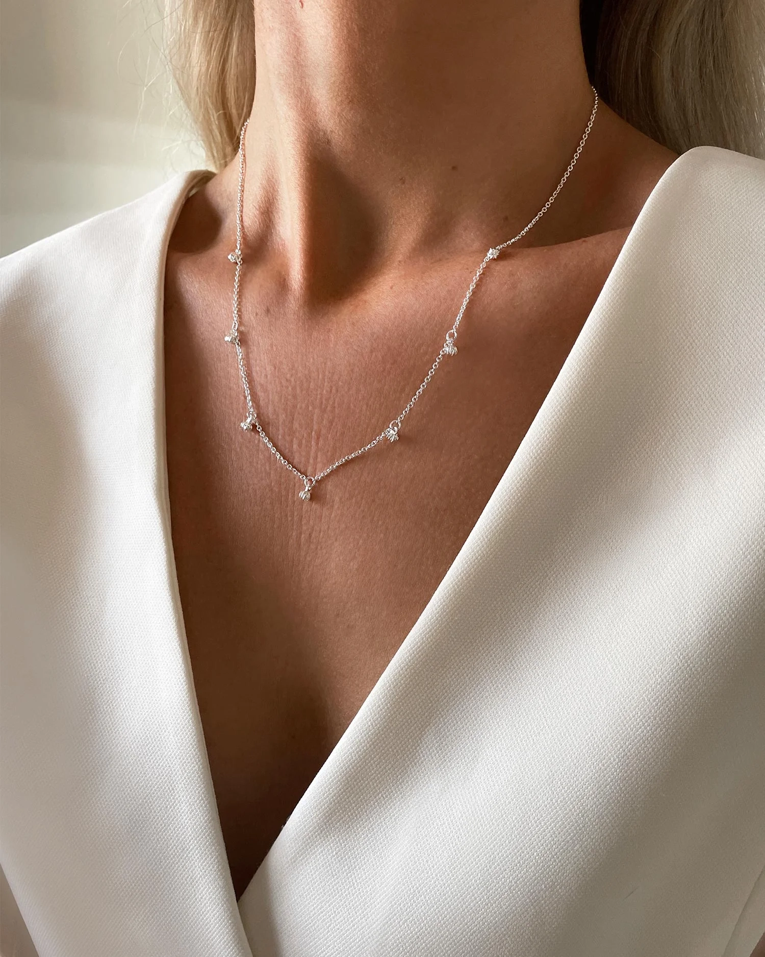 New Bud Drop Full Necklace i silver med blomknoppsberlocker