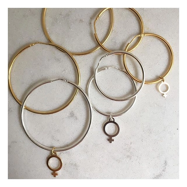 Letters Big Hoop Ear Gold -CU Jewellery - Snabb frakt & paketinslagning - Nordicspectra.se