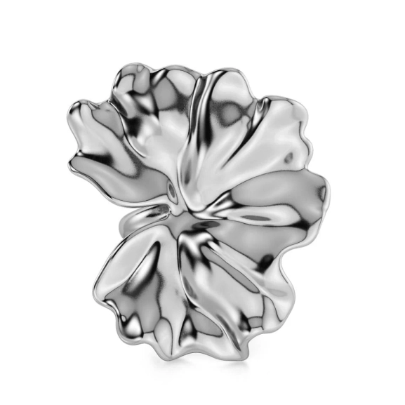 böljande blombladsformer som elegant breder ut sig över fingret.