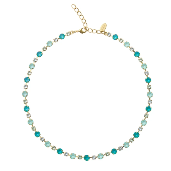 Calanthe Necklace Gold Laguna Combo i guldpläterad mässing med justerbar längd och glittrande kristaller från Caroline Svedbom.