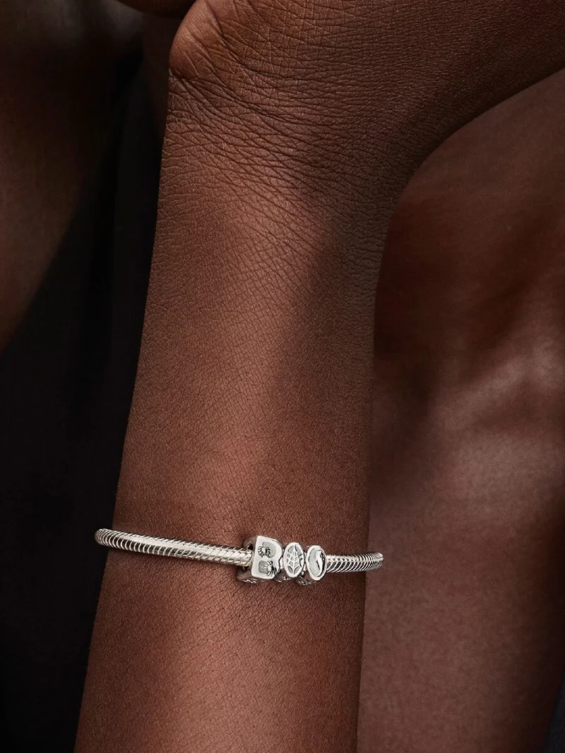 Självlysande BOO berlock från Pandora med förtrollande glöd och Cubic Zirconia-stenar. Skapa en aura av spänning och mystik med denna unika berlock.