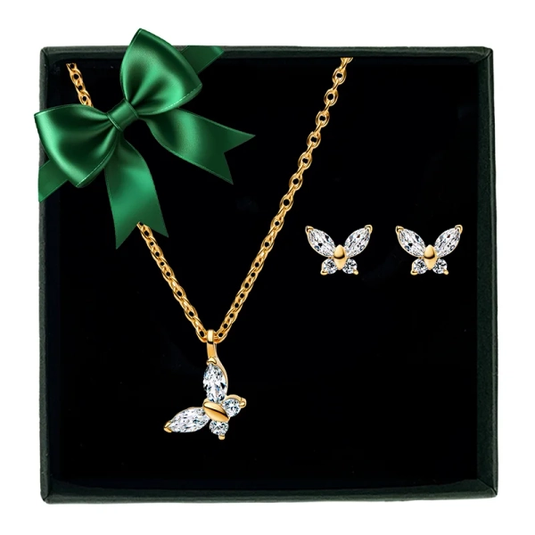 Glittrande Fjäril Guld presentset med Cubic Zirconia stenar i 14k guldpläterad metallblandning från Pandora Timeless kollektionen.