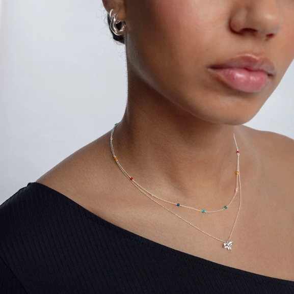 ett elegant halsband i återvunnet sterlingsilver med rosettberlock och gnistrande kedja