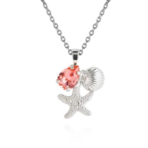 Halsband med snäck- och sjöstjärneberlocker samt en orange-rosa Swarovski®-kristall på rhodiumpläterad kedja.