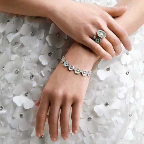 Daisy x Stine Goya Vivid Green Ring - Georg Jensen örhängen - Snabb frakt & paketinslagning - Nordicspectra.se