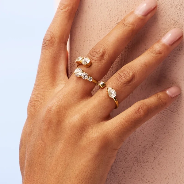 Guldpläterad Amelia Ring med två gnistrande Swarovski-kristaller i öppen design från Caroline Svedbom.